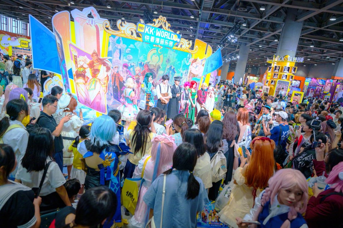 5OjCK0dJnA8r4rV's tweet photo. Came, saw, and geeked out all day at the comic con! Met amazing creators, scored rare merch, and lost count of how many amazing cosplays I saw. Best weekend vibe ever https://t.co/iFPqGVf2H3