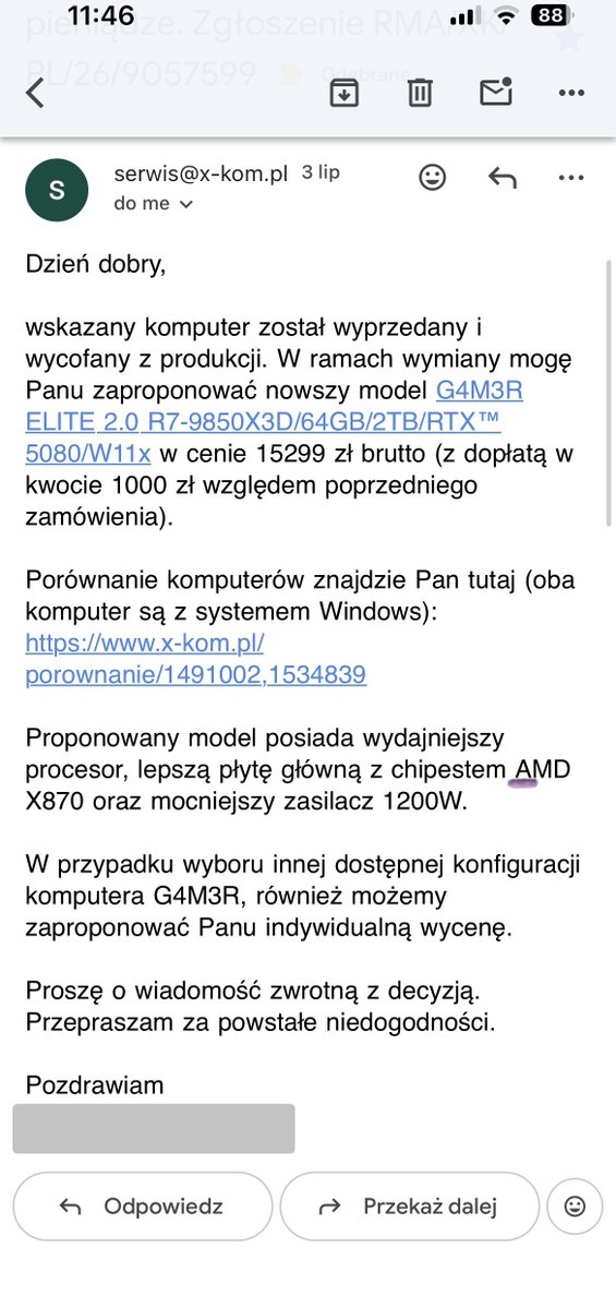 sknerus_'s tweet photo. "X-KOM mnie oszukał i chce, żebym za to zapłacił 1000 zł!"

Jeden z użytkowników forum podzielił się swoją przygodą z firmą x-kom, która rozpoczęła się po zgłoszeniu usterki nowego komputera już dzień po zakupie.

Mimo potwierdzonej wymiany typu exchange, przez ponad tydzień nie doszło do odbioru sprzętu, a później firma poinformowała, że taka wymiana nie jest już możliwa.

Po odesłaniu komputera x-kom zaproponował jedynie inne modele wymagające dopłaty 1000 zł lub sprzęt z mniejszą ilością RAM i obniżką ceny o 1000 zł.

Użytkownik wskazuje, że zamiast szybkiej wymiany otrzymał długą procedurę i konieczność walki o rozwiązanie problemu.

👇 Poniżej całość od autora wpisu 👇 

Dnia 19 czerwca otrzymałem kurierem komputer, który zakupiłem w x-kom komputer G4M3R ELITE 2.0 R7-9800X3D/64GB/2TB/RTX 5080/W11x. Po jednym dniu używania zgłosiłem problem z temperaturą CPU.

Moje zgłoszenie zostało przyjęte i otrzymałem telefonicznie oraz mailowe potwierdzenie o wymianie exchange. Przez cały tydzień kurier nie przyjechał po komputer.

W następnym tygodniu w poniedziałek 29 czerwca sam przypomniałem się o zgłoszenie i otrzymałem ciekawe odpowiedź:

Otrzymałem informację, że niestety nie będziemy w stanie wykonać wymiany typu exchange u Pana na miejscu w domu. W tym przypadku możemy zaproponować jedynie klasyczny zwrot z opcją wymiany z nadanym maksymalnym priorytetem działań oraz wyjaśnienie. Co do sytuacji już wyjaśniam.

W zeszłym tygodniu jednostka została wyprodukowana, aczkolwiek niestety system stracił możliwość prze procedowania procesu wymiany exchange. Nadal próbujemy rozwiązać ten problem, ponieważ jest on niekorzystny dla Państwa, jako klientów i dla nas, jako firmy. Daliśmy tzw. deadline do dzisiaj w tej sprawie. Myśleliśmy, że przez weekend uda się naprawić ten błąd, ale niestety do tego nie doszło.”

Wysłałem komputer do x-kom i w piątek 3 lipca dostałem informację, że nie mogą mi odesłać nowego komputera ponieważ nie posiadają już takiego w sklepie. Dostałem opcję odrobinę lepszego z dopłata 1000 zł albo o takich samych parametrach ale z mniejszym ramem o połowę, ze zniżką 1000 zł (taka sama kość jest warta 2000 zł).

W obu przypadkach wychodzi na to, że mam ponosić dodatkowe koszty.

Telefonicznie przedstawiciel x-kom powiedział, że nie mogą mi dołożyć kości 32GB RAM aby finalnie komputer posiadał tyle RAM ile zakupiony przeze mnie sprzęt ponieważ „będzie do dla nich za droga opcja”.

x-kot chwali się na filmikach promocyjnych na YouTube oraz zamieszcza na swojej stronie zapis: „GWARANCJA niezawodności. Jeśli w ciągu 14 dni od zakupu zgłosisz usterkę, kurier przy odbiorze wadliwego komputera od razu dostarczy nowy - bez czekania na naprawę”

Zamiast gwarancji niezawodnych otrzymałem ciągnącą się do tej pory walkę, która trwa już ponad 2 tygodnie.