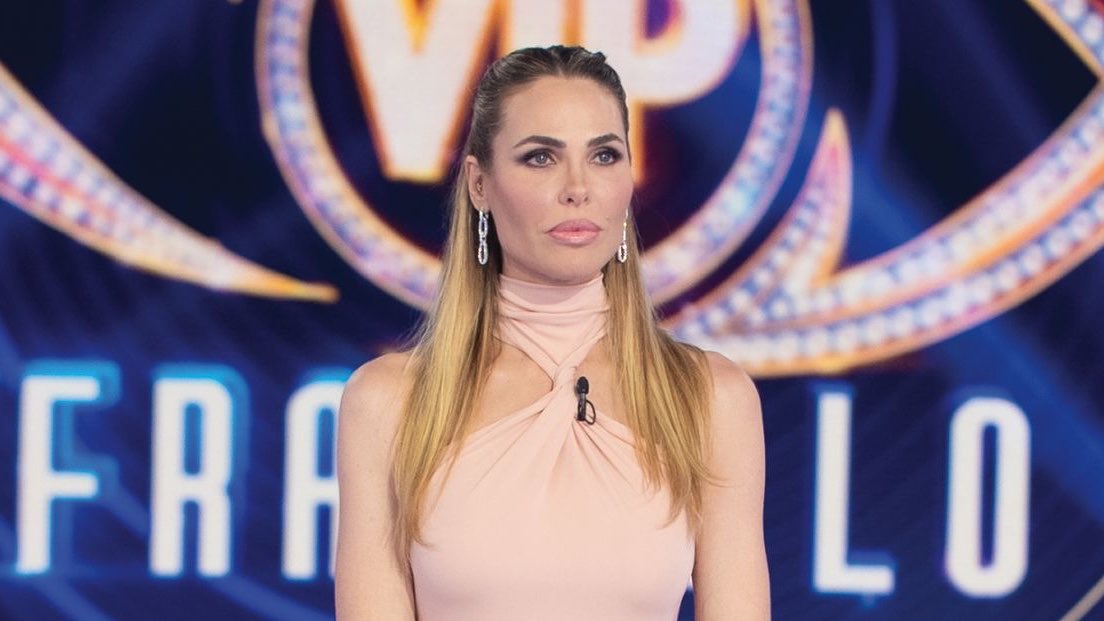 cheariatira's tweet photo. 💥BOOM! Grande Fratello Vip ritorna Settembre con Ilary Blasi.

Accanto a lei confermatissime Selvaggia Lucarelli e Cesara Buonamici.

Contenti?

@davidemaggio #AscoltiTv https://t.co/KcVoU9XRr7