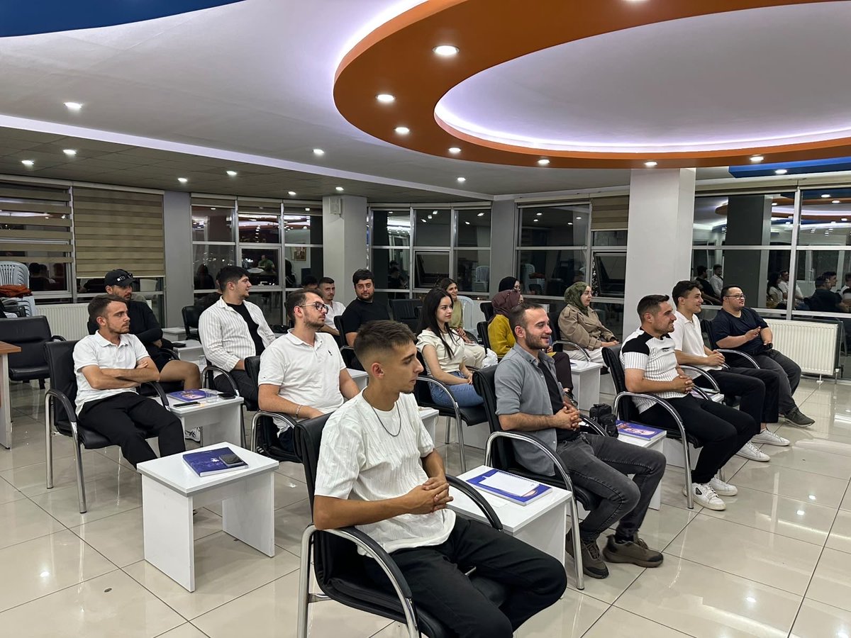 akgenclikmeram's tweet photo. Haftalık olağan yönetim kurulu toplantımızı İlçe Gençlik Kolları Başkanımız @cimenabdullah42 başkanlığında gerçekleştirdik. https://t.co/zbo0b5rKr9