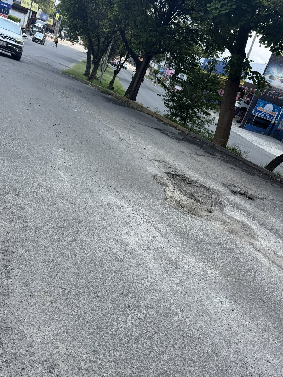juankand007's tweet photo. Distinguido señor presidente municipal de la ciudad de Puebla @pepechedrauimx nomás mire estos auténticos cráteres, en el Blvd Sánchez ponton @PueblaAyto https://t.co/AGIZFWz36K