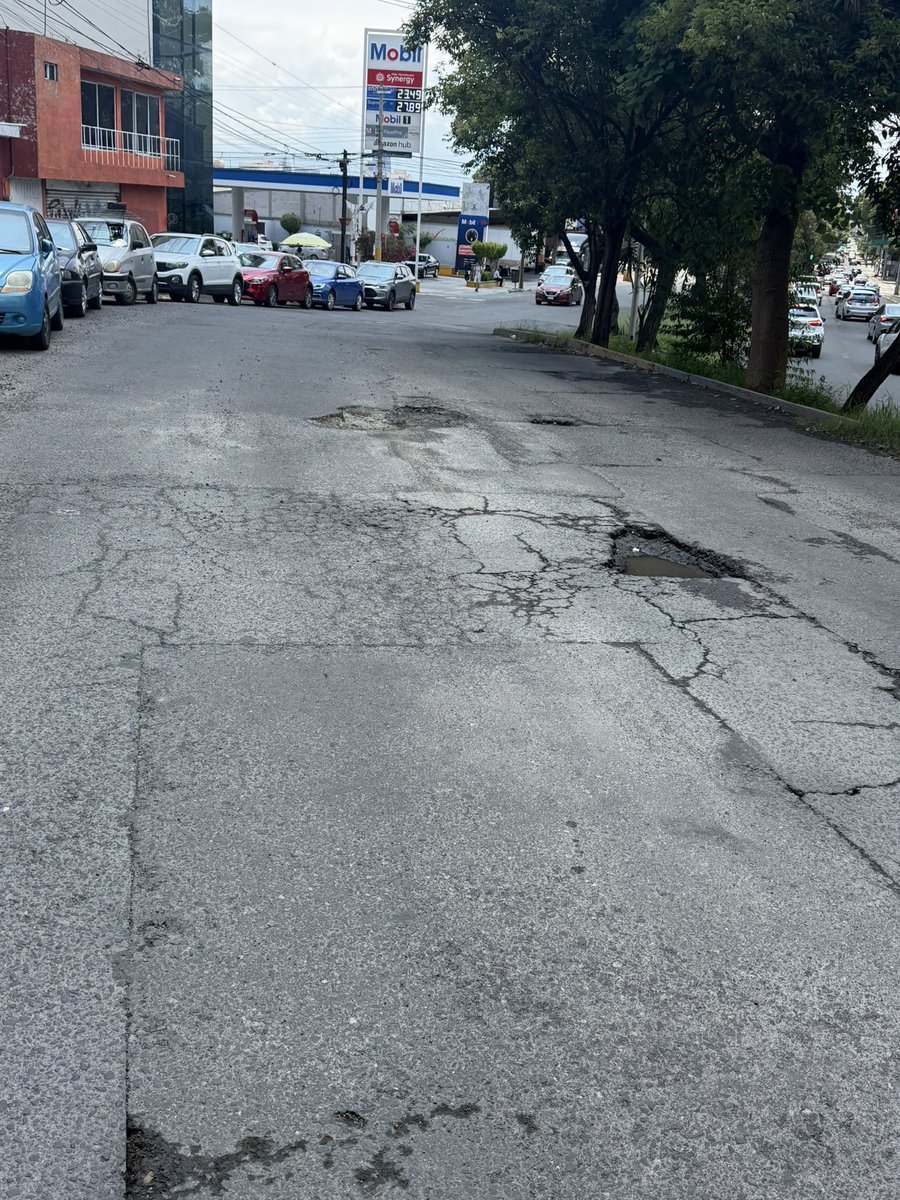 juankand007's tweet photo. Distinguido señor presidente municipal de la ciudad de Puebla @pepechedrauimx nomás mire estos auténticos cráteres, en el Blvd Sánchez ponton @PueblaAyto https://t.co/AGIZFWz36K