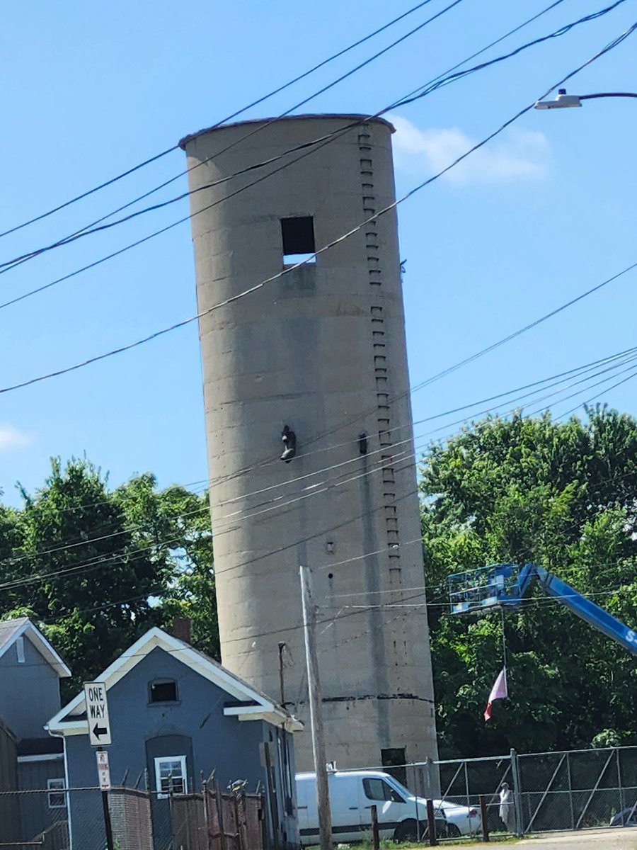 SalemXO__'s tweet photo. guys someone built an rl craft battle tower irl
#minecraft #rlcraft https://t.co/QscxEm1DY2
