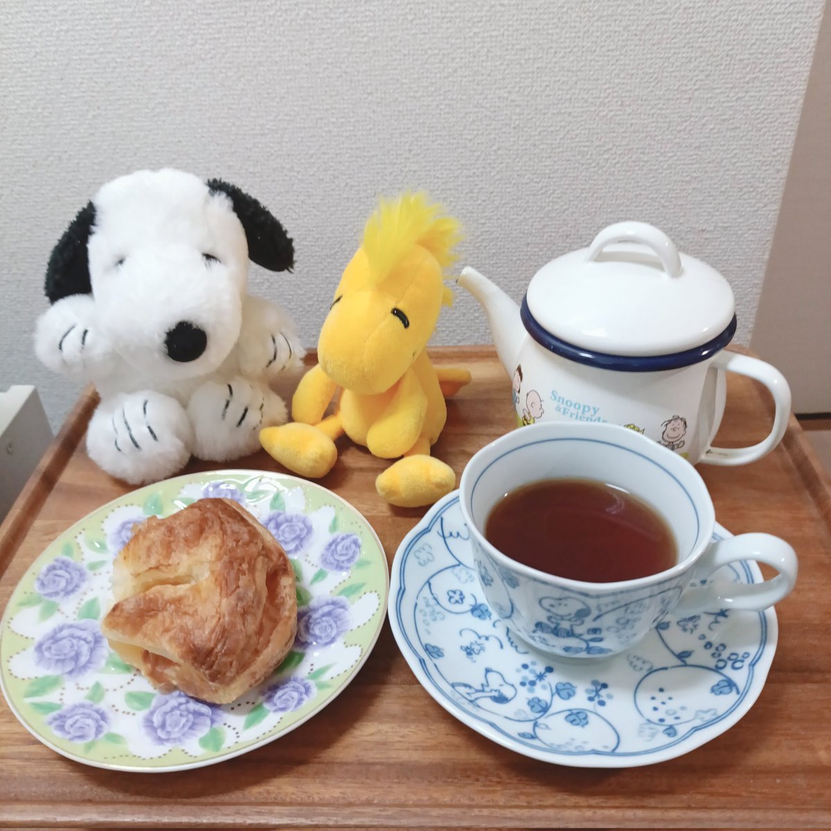lovemeflowerly's tweet photo. おはスヌ☀

今朝のモーニングティーは
ベルガモットの紅茶だよ🍊🫖

お菓子は、
パン屋さんのアップルパイ🥧🍎

ねえ、おねえさん、
今日の紅茶は
なんだか特別に美味しいね‼️

#スヌーピー
#ウッドストック https://t.co/OdbEUDaFca