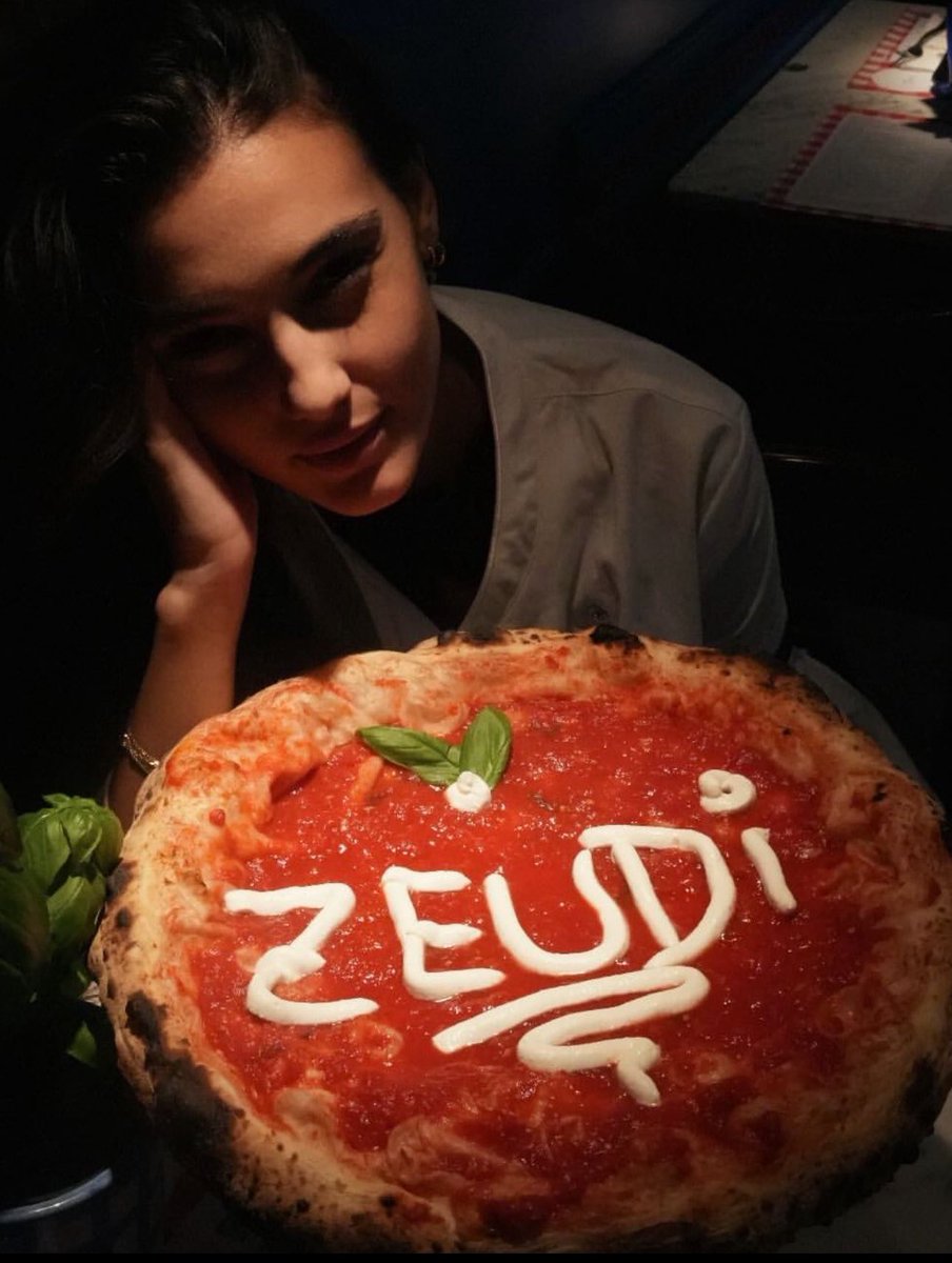 zeudinersarg's tweet photo. Napolitana
@zeudidipalma 
🤩🤩🤩🤩
🇮🇹🍕👑🍹
#zeudiners
#wlw https://t.co/JtyDjM9KBx