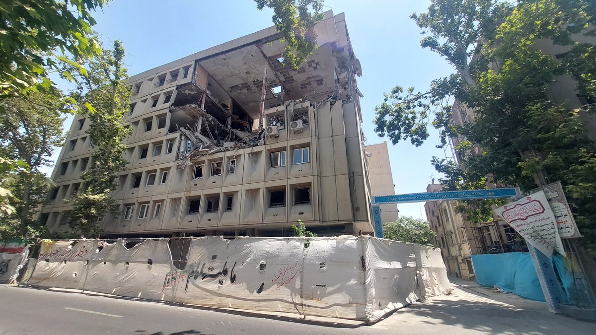 m_akifkoc's tweet photo. 📸 Bugün yola çıkmadan Tahran'da İnkılab Meydanı yakınında bir sokakta çektim

ABD-İsrail bunun gibi 15 bin ayrı noktayı vurdu. Bu vahşi saldırının durdurulması gerekiyor

Bu geceki saldırı öncesi bizi çıkardılar İran'dan

Allah yardımcıları olsun, "İslam Dünyası" olmayacak çünkü https://t.co/hU4yjgbIGg