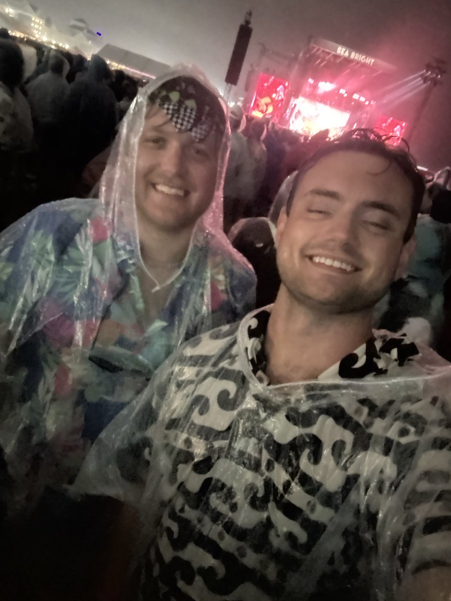Off_Brand912's tweet photo. 2025 vs 2026
Destined to only ever see @NoahKahan in the pouring rain #thegreatdividetour #noahkahan #stickseason https://t.co/ltfsLlLgsN