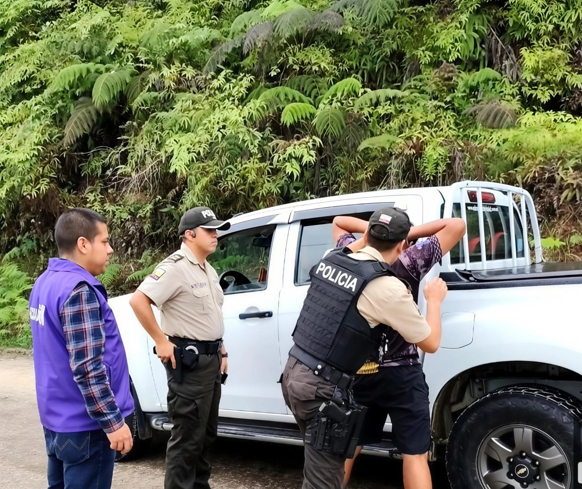 goberzamora's tweet photo. 🚦 ¡Refuerzo de controles viales!
Desde la #Gobernación, a través de las Comisarías y en coordinación con las Fuerzas Armadas y Policía Nacional, se ejecutan operativos de control en #Chinchipe y #Palanda para:
✓ Control de armas, municiones y explosivos (CAMEX) https://t.co/XOVILthKV8