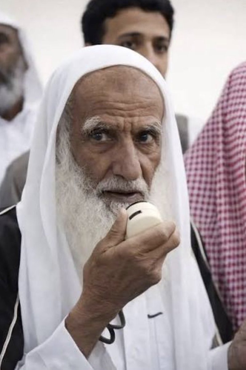 faisalshafi1992's tweet photo. @s_mamt1 @Bl9Khws2FeeOlN5 @imulqa يا محمد ماينفع تاخذ وتعطي معهم يحبون من ينصب عليهم 😂

اول رد له صرف من كيسة يقول ابن باز 😂 واحط له صورة لابن باز وسكت 
وبعدها راح لأبن عثيمين والحين بحط له صور واضح لابن عثيمين وبيسكت https://t.co/V7iQ7Bh5bf