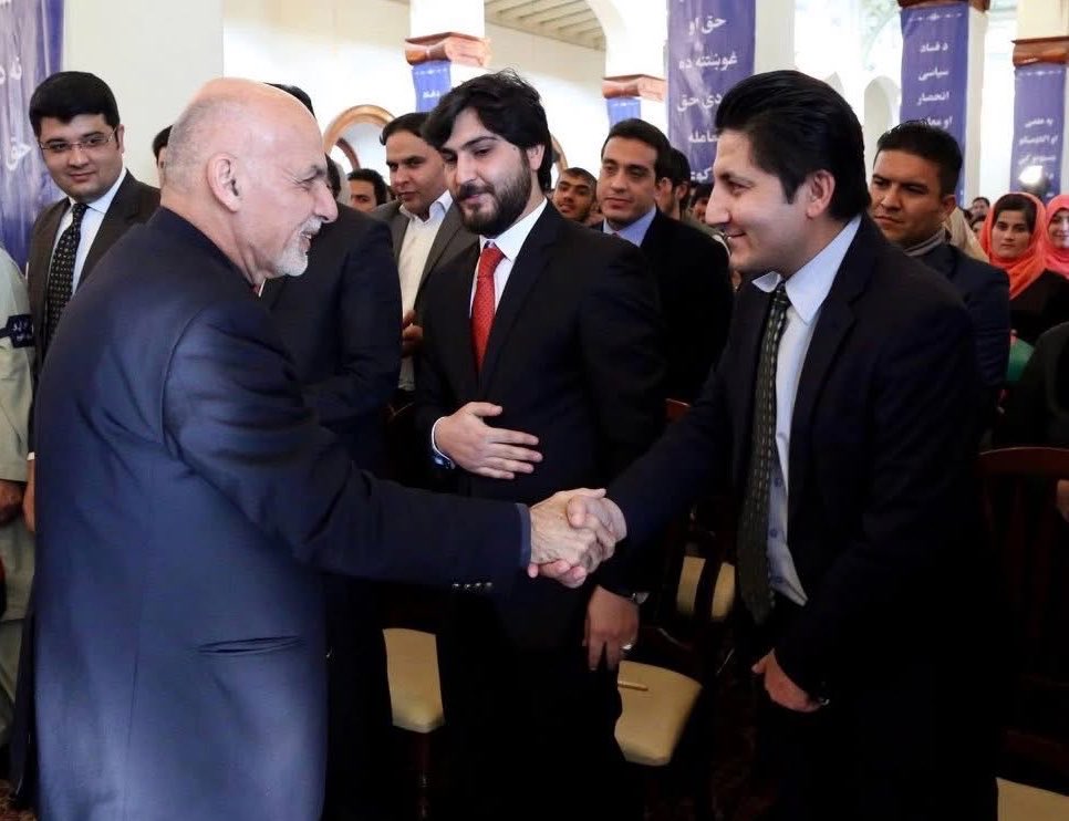 KHANAFG42143433's tweet photo. “ته به وایې چې دا څه کوي اخته دی
له ســـهاره تــر بیګاه او تــر سهاره

ما روزلي دي پنـــځوس زره قـــراره
د وطــــن د ازادۍ د جـــنګ لپــاره”

عزت او ذلت د خدای په لاس دی ناحقه
زورونه مه وهئ، چې خدای سپک پیدا کړي
یاست بل مه سپکوئ. تاسي سپکیږئ..

چېرته اربکیان چېرته منداړوګان..😉🇦🇫 https://t.co/FKwRPI5vzB
