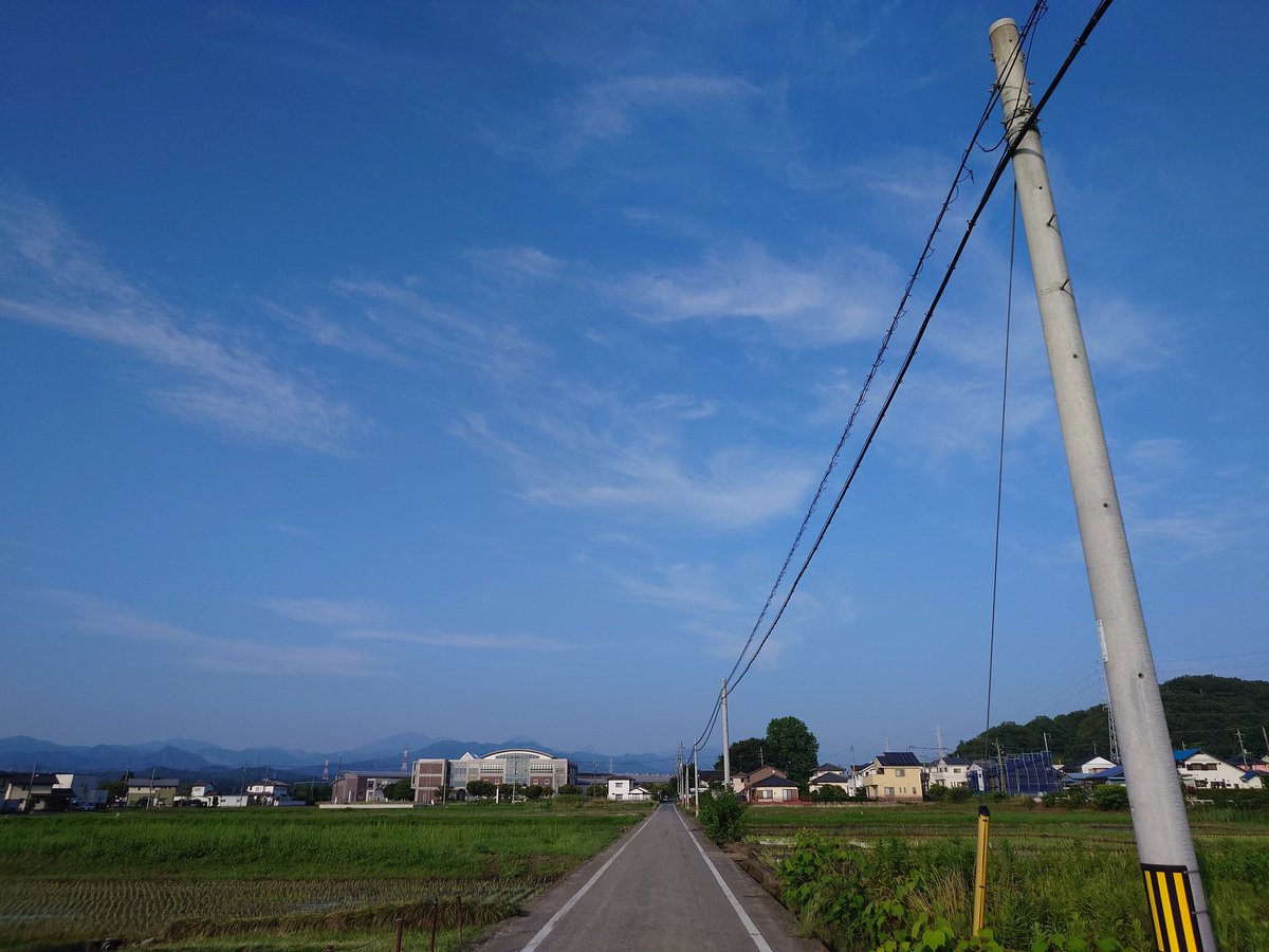 PTakichan's tweet photo. おはようございます😃高崎市山名町上信電鉄沿いからです。今朝はもやってはいるものの晴れて朝から暑いです。最高34℃と一気に猛暑日寸前。昨日も日中から気温上がりましたが、本格的な暑さが来るようですね😅
#いまそら https://t.co/74dlsJfntj