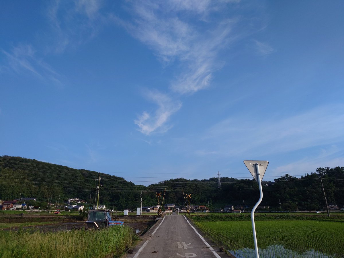 PTakichan's tweet photo. おはようございます😃高崎市山名町上信電鉄沿いからです。今朝はもやってはいるものの晴れて朝から暑いです。最高34℃と一気に猛暑日寸前。昨日も日中から気温上がりましたが、本格的な暑さが来るようですね😅
#いまそら https://t.co/74dlsJfntj