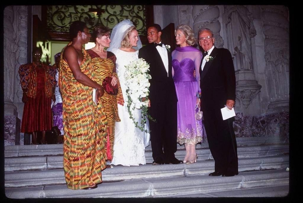 KZankeli's tweet photo. elkin pianim weds elisabeth murdoch. 
los angeles, california, c. sept. 1993.

1. present at the wedding are the parents and guests of the bride and groom, most notably:

2. ghanaian politician and economist, kwame pianim, founding member of the @NPP_GH  & one-time presidential aspirant.

***thanks to his release from prison on 20th march 1992, after serving about half of his 18-year sentence imposed in august 1983 for his alleged support of the november 1982 coup attempt, he made it just in time for his son's wedding.***

3. rupert murdoch, australian-american media mogul & multibillionaire.