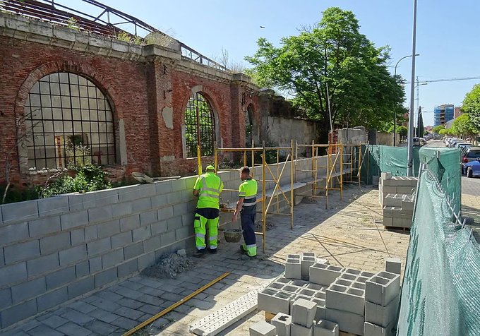 UnamunoAgain's tweet photo. Ojo a la jugada maestra de Valladolid 

En vez de restaurar, proteger o enseñar su antiguo Depósito de Locomotoras (edificio histórico de 1863), deciden construir un muro cutre de hormigón delante, para que no se vea https://t.co/ymWfNEgUq5