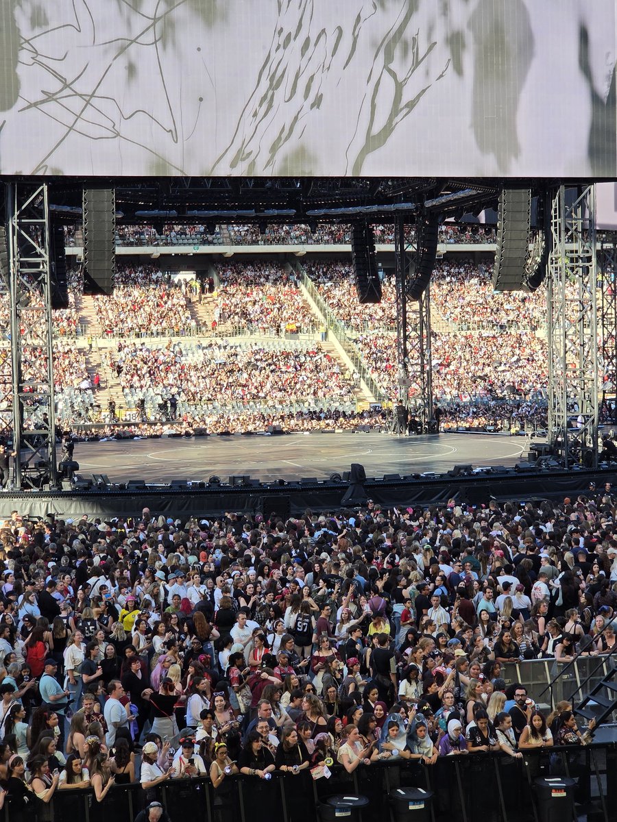 Miforeverartist's tweet photo. Both Brussels and London were amazing to attend. The guys are amazing performers and focusing on them makes the experience amazing, no matter what others do or dont. 
Met lots of Lively, cute and sexy army.

Europe ARMY, lets keep the party going !!! 

#BTS_ARIRANG_TOUR_EUROPE https://t.co/rZNp6NH26W