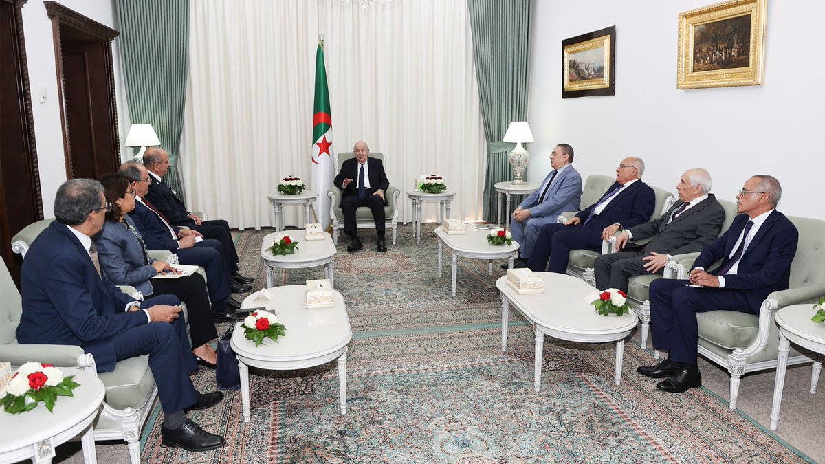 embalglisb's tweet photo. O Presidente da República, @TebbouneAmadjid, recebeu o MNE da #Tunísia, Sr. @MohamedAliNafti, que se encontra em visita oficial à #Argélia para a reunião do Comité de Monitorização encarregado de avaliar as recomendações da Alta Comissão Conjunta 🇩🇿🇹🇳 sobre Cooperação. https://t.co/pugFQ4YYwT