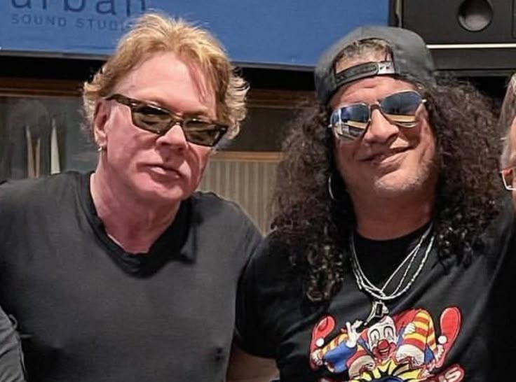 vegascherrypie's tweet photo. in fact they should have a 30 minutes long make out session during every single concert. id give all my life savings and my soul away https://t.co/joeR8gs9Dv