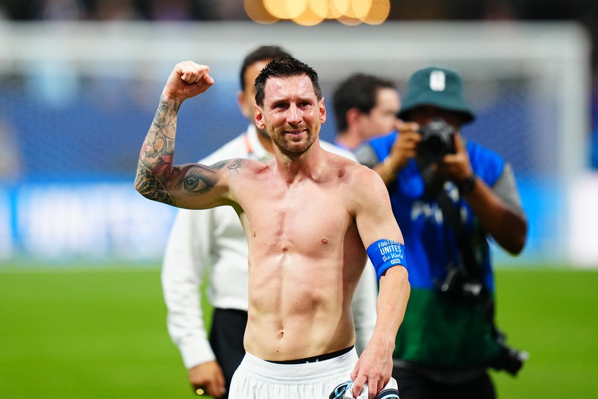 buzzspor's tweet photo. Emre Belözoğlu'na göre gelmiş geçmiş en iyi futbolcular:

1- Lionel Messi 
2- Diego Maradona 
3- Ronaldo Nazario 
4- Zinedine Zidane 
5- Paolo Maldini

(Kafa Sports) https://t.co/YhrRTP4mqg