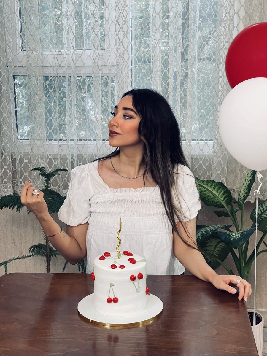 thisissabax's tweet photo. یه جوری تولد دوستم عکس گرفتم انگار تولد منه😂🎉🧸 https://t.co/KWM7h3rYZ3