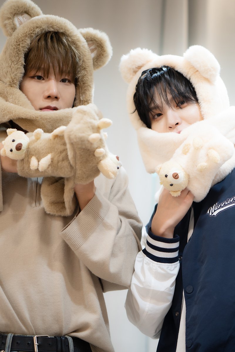 Go5Rara3's tweet photo. 🐻 X 🐻❄️
260118 Season greetings FanSign Everline
#DKB #다크비 #JUNSEO #황준서 #Heechan #희찬
@DKB_BRAVE https://t.co/SE9uaznJj7