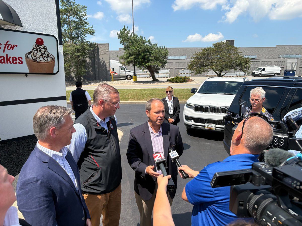 RepStutzman's tweet photo. The @DeptVetAffairs and @SteaknShake just announced the start of an initiative that waives the $10,000 franchise start-up fee for veterans who want to run their own franchise!

I joined @SecVetAffairs on his second stop in northeast Indiana today as well as @SenatorBanks and @AGToddRokita to announce this fantastic initiative for veterans from our state and across the country.

https://t.co/RQ92BacqvY
