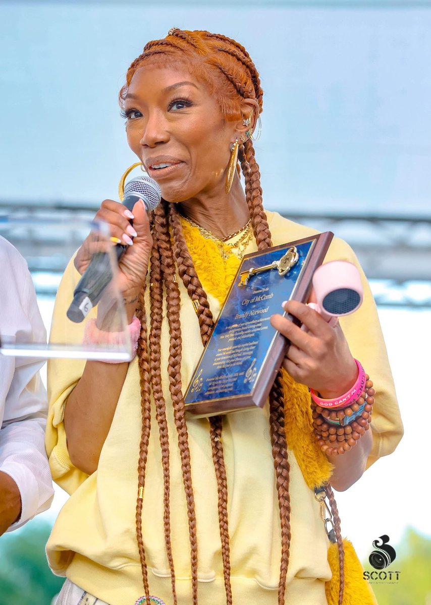 jay_rka's tweet photo. @Aishafierce4 @CELIAYONCE Then the brother went live that same day to talk about Bey and Jay. Now Brandy looking like this. Beyoncé please take that spell off her 😂😂😂😂 https://t.co/S9fg7lbDWJ