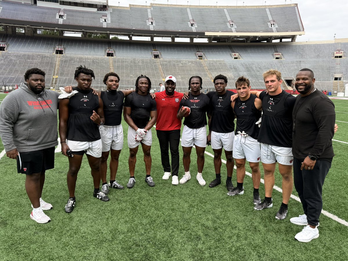 CoachJ_Everett's tweet photo. One of the Greatest t‼️💯@MonteeBall28 Thanks for coming home to see us 👊🏾 - Your message was NEEDED✅ https://t.co/li5SpDiW9V