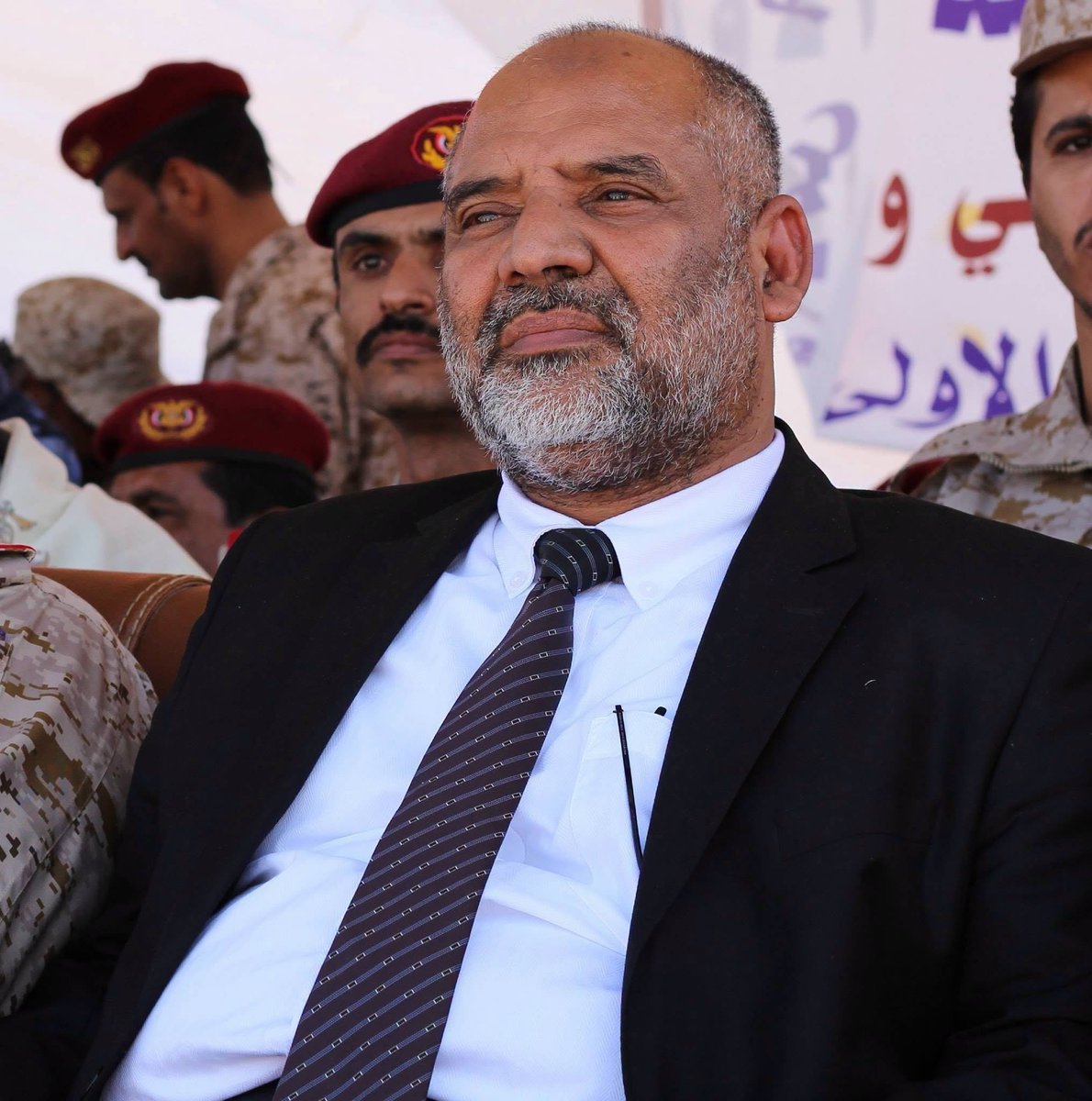 fathibnlazrq's tweet photo. في اليمن حدثت أشياء كثيرة جدًا لم نفهم أسبابها، لكن أكثرها إثارةً للاستغراب حكاية هذا الرجل.
عصام بن حبريش، الوكيل الأول لوادي وصحراء حضرموت.
رجل مسؤول، وكان - على قولة إخواننا المصريين - "مالي هدومه".
تولى إدارة وادي حضرموت ومدنه في واحدة من أعصب مراحل الدولة اليمنية، واستطاع أن يجنّبها الصراع والفوضى والانقسام، وكانت جميع تلك المدن، في ظل إدارته، مضربًا للمثل في الاستقرار والخدمات والأمان.
كنت تصل الى سيئون فيخيل لك انك انتقلت الى اليمن قبل 2011 .
اسأل اي مواطن حضرمي عن أيامه وسيجيبك..
الأمر الذي يثير الاستغراب أن الحكومة الشرعية قررت، فجأة، إزاحته من منصبه، ومنذ ذلك اليوم لم يستطع أحد أن يملأ الفراغ الذي تركه.
وعندما تحاول تتبع أسباب إبعاده، أو معرفة لصالح من تم ذلك، لا تجد سببًا واضحًا يمكن فهمه.
بلاد عجيبة وغريبة.
أكتب هذه الشهادة بحق هذا الرجل، وأنا في عمري ما رأيته على أرض الواقع، ولا هاتفته يومًا، ولا تواصلت معه قط.
إنها شهادة لله، أجد أنه يستحقها.