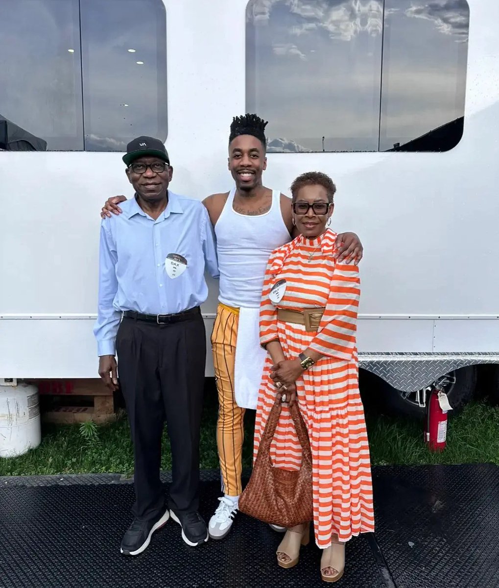 thatsdax's tweet photo. ALL LOVE goes to my parents today. They’ve now been together for 39 years. This was the proudest moment of my life. The day they both saw me Perform for the first time. They were both born in NIGERIA...🇳🇬 My mother was born in Aba and is IGBO and my Father was born in Lagos and is also IGBO but speaks YORUBA as well. They immigrated to St, John’s, Newfoundland, Canada 🇨🇦 35 Years ago and the rest is history. What they gave me wasn’t a dollar amount and I’m happy and appreciate the struggle and tough times we went through growing up. They set an example of how to work hard and EXPECT nothing from anyone. Tough times create strong people. Thank you mom and dad for your sacrifices. I love you. And shoutout to all the parents in the world. The YOUTH are the FUTURE and it’s going to be harder than ever in this social media generation to lead them in the right direction. I will do my part by continuing to create thought provoking music. NEW SONG in drops FRIDAY July 10th 9am central on Youtube and “The Anger Management” North American tour starts Sep 11th… SEE YOU THERE!