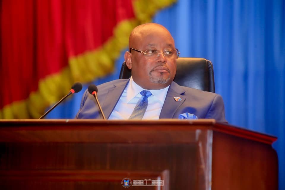 AssembleeNatRDC's tweet photo. ASSEMBLÉE NATIONALE : les députés nationaux adoptent à l’unanimité trois projets de loi de ratification et une proposition de loi sur la recherche scientifique.

Réunis en séance plénière ce mercredi 8 juillet 2026, sous la présidence du Président de l’Assemblée nationale, l’Honorable Aimé Boji Sangara, les députés nationaux ont adopté à l’unanimité trois projets de loi autorisant la ratification d’accords internationaux ainsi que la Proposition de loi portant principes fondamentaux relatifs à la recherche scientifique et technique.

Les quatre textes ont été approuvés par 262 députés sur 262 votants, sans aucune voix contre ni abstention, illustrant ainsi un large consensus de la Représentation nationale sur ces réformes jugées stratégiques pour le développement du pays.

Les trois projets de loi de ratification, déjà adoptés en seconde lecture par le Sénat, concernent l’Accord international sur le cacao (AIC), conclu à Genève le 13 février 2026, l’Accord portant création de la Banque de développement Shelter Afrique ainsi que l’Accord de partenariat économique global (APEG) conclu entre la République démocratique du Congo et les Émirats arabes unis.

Conformément à la procédure législative, la Rapporteure adjointe de l’Assemblée nationale, l’Honorable Clotilde Mutita, a présenté l’économie de chacun de ces textes avant leur examen en plénière. À l’issue des débats, les trois projets de loi ont été soumis au vote et adoptés à l’unanimité des députés présents.

À travers ces ratifications, la République démocratique du Congo consolide son ouverture sur les mécanismes internationaux de coopération économique, financière et commerciale. L’adhésion à l’Accord international sur le cacao permettra notamment de promouvoir une filière cacaoyère plus compétitive, d’améliorer les revenus des producteurs et d’encourager la transformation locale. La participation à la Banque de développement Shelter Afrique offrira de nouvelles opportunités de financement pour les projets de logement et d’infrastructures urbaines, tandis que l’Accord de partenariat économique global avec les Émirats arabes unis renforcera les échanges commerciaux, favorisera les investissements, le transfert des technologies, le développement du secteur privé ainsi que la création d’emplois.

Ces trois lois de ratification seront transmises au Président de la République, Son Excellence Félix-Antoine Tshisekedi Tshilombo, pour promulgation.

Au cours de cette même séance plénière, les élus nationaux ont également adopté, en première lecture, la Proposition de loi portant principes fondamentaux relatifs à la recherche scientifique et technique, après la présentation du rapport de la Commission socioculturelle par la Rapporteure adjointe, l’Honorable Clotilde Mutita.

Cette proposition de loi vise à doter la République démocratique du Congo d’un cadre juridique moderne en matière de recherche scientifique et technique. Elle ambitionne de renforcer la gouvernance du secteur, de promouvoir l’innovation, de mieux valoriser les résultats de la recherche et de faire de la science un véritable levier de développement économique, social et technologique.

À l’instar des projets de loi de ratification, cette proposition de loi a été adoptée à l’unanimité, recueillant 262 voix sur 262 votants, sans opposition ni abstention.

Adopté en première lecture par l’Assemblée nationale, ce texte sera transmis au Sénat pour examen en seconde lecture, conformément à la procédure législative en vigueur.