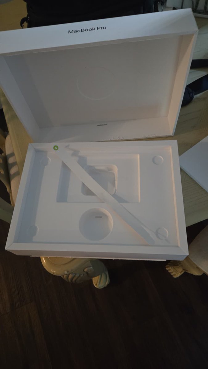 JuanEmiro's tweet photo. @Amazon @AmazonHelp @Apple @AppleSupport 1 MONTH trying to resolve this: ordered a laptop and it arrived with an EMPTY BOX. First they promised a refund, then a replacement, and now they say it arrived “in perfect condition” and refuse to refund me. This is fraud. #AmazonFraud https://t.co/8us1rQWLJS