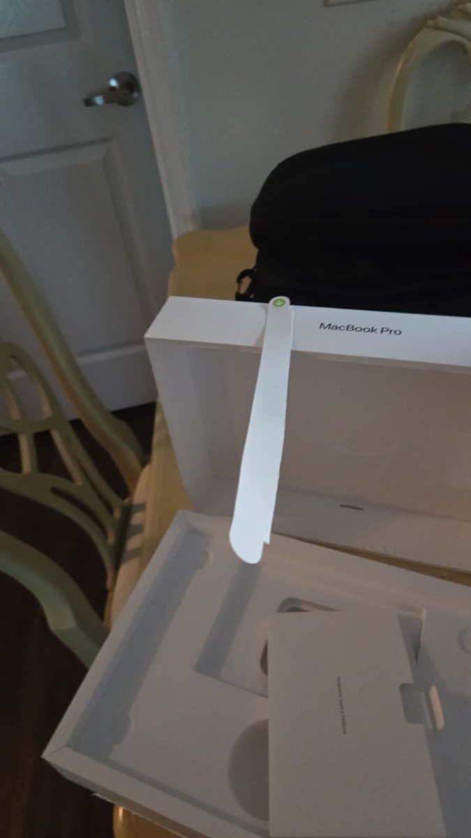 JuanEmiro's tweet photo. @Amazon @AmazonHelp @Apple @AppleSupport 1 MONTH trying to resolve this: ordered a laptop and it arrived with an EMPTY BOX. First they promised a refund, then a replacement, and now they say it arrived “in perfect condition” and refuse to refund me. This is fraud. #AmazonFraud https://t.co/8us1rQWLJS