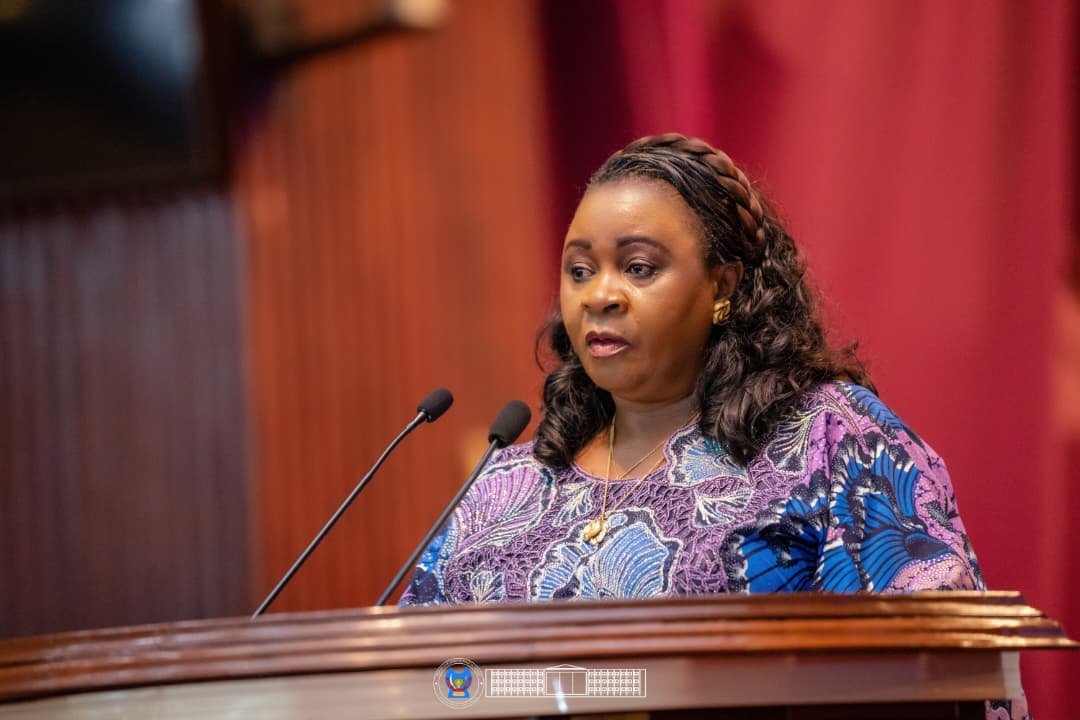 AssembleeNatRDC's tweet photo. ASSEMBLÉE NATIONALE : les députés nationaux adoptent à l’unanimité trois projets de loi de ratification et une proposition de loi sur la recherche scientifique.

Réunis en séance plénière ce mercredi 8 juillet 2026, sous la présidence du Président de l’Assemblée nationale, l’Honorable Aimé Boji Sangara, les députés nationaux ont adopté à l’unanimité trois projets de loi autorisant la ratification d’accords internationaux ainsi que la Proposition de loi portant principes fondamentaux relatifs à la recherche scientifique et technique.

Les quatre textes ont été approuvés par 262 députés sur 262 votants, sans aucune voix contre ni abstention, illustrant ainsi un large consensus de la Représentation nationale sur ces réformes jugées stratégiques pour le développement du pays.

Les trois projets de loi de ratification, déjà adoptés en seconde lecture par le Sénat, concernent l’Accord international sur le cacao (AIC), conclu à Genève le 13 février 2026, l’Accord portant création de la Banque de développement Shelter Afrique ainsi que l’Accord de partenariat économique global (APEG) conclu entre la République démocratique du Congo et les Émirats arabes unis.

Conformément à la procédure législative, la Rapporteure adjointe de l’Assemblée nationale, l’Honorable Clotilde Mutita, a présenté l’économie de chacun de ces textes avant leur examen en plénière. À l’issue des débats, les trois projets de loi ont été soumis au vote et adoptés à l’unanimité des députés présents.

À travers ces ratifications, la République démocratique du Congo consolide son ouverture sur les mécanismes internationaux de coopération économique, financière et commerciale. L’adhésion à l’Accord international sur le cacao permettra notamment de promouvoir une filière cacaoyère plus compétitive, d’améliorer les revenus des producteurs et d’encourager la transformation locale. La participation à la Banque de développement Shelter Afrique offrira de nouvelles opportunités de financement pour les projets de logement et d’infrastructures urbaines, tandis que l’Accord de partenariat économique global avec les Émirats arabes unis renforcera les échanges commerciaux, favorisera les investissements, le transfert des technologies, le développement du secteur privé ainsi que la création d’emplois.

Ces trois lois de ratification seront transmises au Président de la République, Son Excellence Félix-Antoine Tshisekedi Tshilombo, pour promulgation.

Au cours de cette même séance plénière, les élus nationaux ont également adopté, en première lecture, la Proposition de loi portant principes fondamentaux relatifs à la recherche scientifique et technique, après la présentation du rapport de la Commission socioculturelle par la Rapporteure adjointe, l’Honorable Clotilde Mutita.

Cette proposition de loi vise à doter la République démocratique du Congo d’un cadre juridique moderne en matière de recherche scientifique et technique. Elle ambitionne de renforcer la gouvernance du secteur, de promouvoir l’innovation, de mieux valoriser les résultats de la recherche et de faire de la science un véritable levier de développement économique, social et technologique.

À l’instar des projets de loi de ratification, cette proposition de loi a été adoptée à l’unanimité, recueillant 262 voix sur 262 votants, sans opposition ni abstention.

Adopté en première lecture par l’Assemblée nationale, ce texte sera transmis au Sénat pour examen en seconde lecture, conformément à la procédure législative en vigueur.