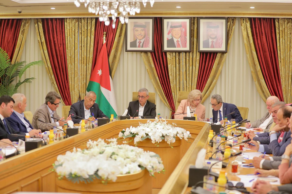 Issamurad's tweet photo. لجنة العمل والثقافة المشتركة في مجلس الأعيان تبحث آليات عمل جائزة الحسين بن عبد الله الثاني للعمل التطوعي مع وزير الشباب والرياضة نائب رئيس مجلس أمناء جائزة الحسين بن عبد الله الثاني للعمل التطوعي الدكتور رائد العدوان، وعضو مجلس الأمناء أيمن المفلح، https://t.co/iwPCE3dGHr