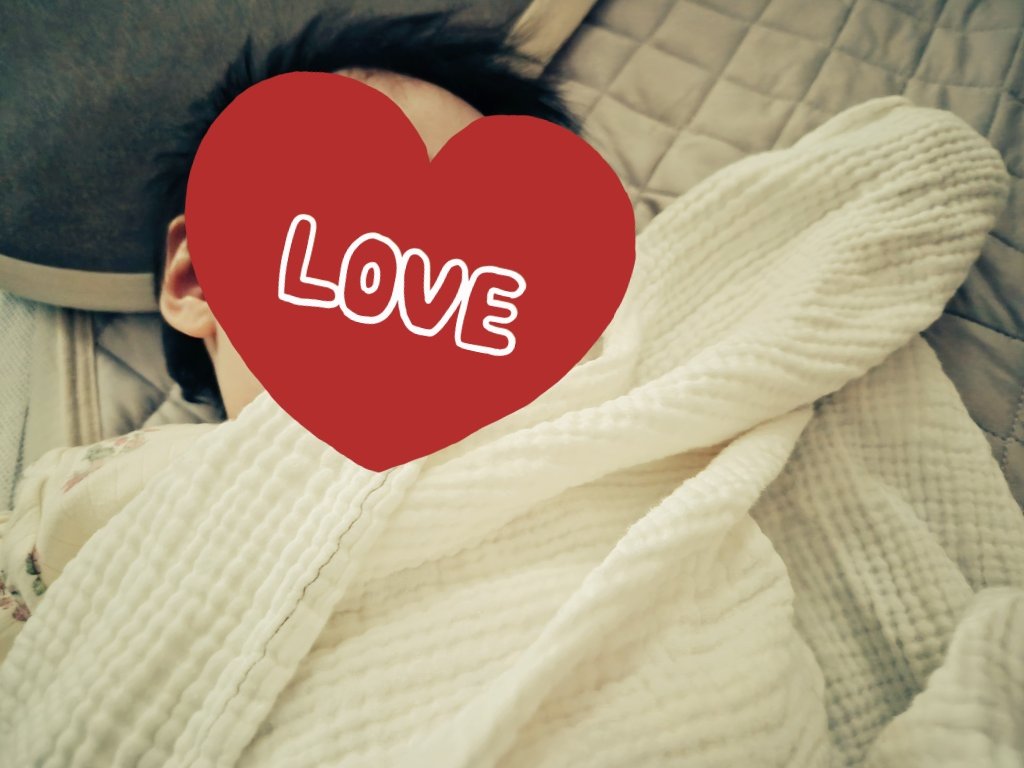 M_m_LGBT's tweet photo. さぁ、昨夜ねんねの時点ではお熱が下がっていたBabyさん。夜は夜、夜中は夜中でウニョウニョしつつ ミルクを飲みつつ。2時半頃に覚醒して アンパンマンと遊び始めた時には 流石にアカーン！と、強制的に寝かしつけたけれど さて 果たして今日は保育園に行けるのか。

まず寝起きが笑顔がどうか。
そして、お熱が36度台まで下がっていたら登園してもらおうかな。37度台前半ならお休みかな。いずれにせよ、まだ寝てるし、なんならイビキかいてる！笑。ママ的には今日は大忙しなので できれば登園希望です🥹