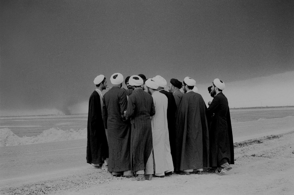 IranianThings's tweet photo. کاوه گلستان یکی از معدود عکاسان مولف ایران است؛ هنرمندی که دنیایش را جز از طریق نگاه کردن به عکس‌های به‌جامانده از او نمی‌توان شناخت.

سایت #کاوه_گلستان آرشیو نسبتا کاملی از عکس‌های او را گرد هم آورده است.

دو عکس از آرشیو کاوه گلستان
https://t.co/hbymARU9Um https://t.co/yC02Y3vH4S
