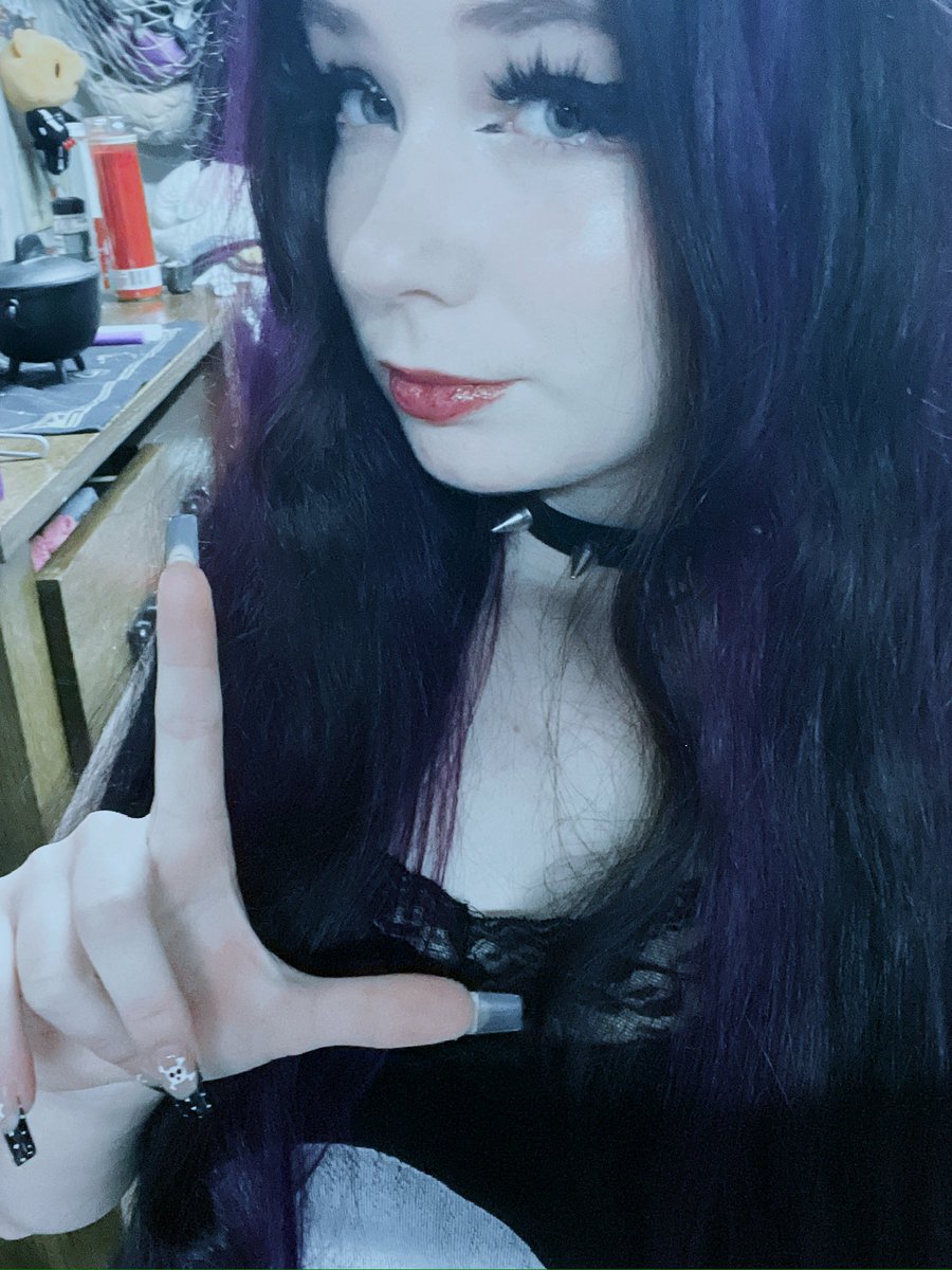 xogoddesslanaxo's tweet photo. It’s so pathetic how easy it is to make you a spiralling mess, you live to serve a goth brat you’d never have a chance with. Keep spiraling while I corrupt your brain even more. 🖤🏧✨
#findom #goddess #paypigs #gothdomme #canadianfindom https://t.co/bbcbTcQCHF