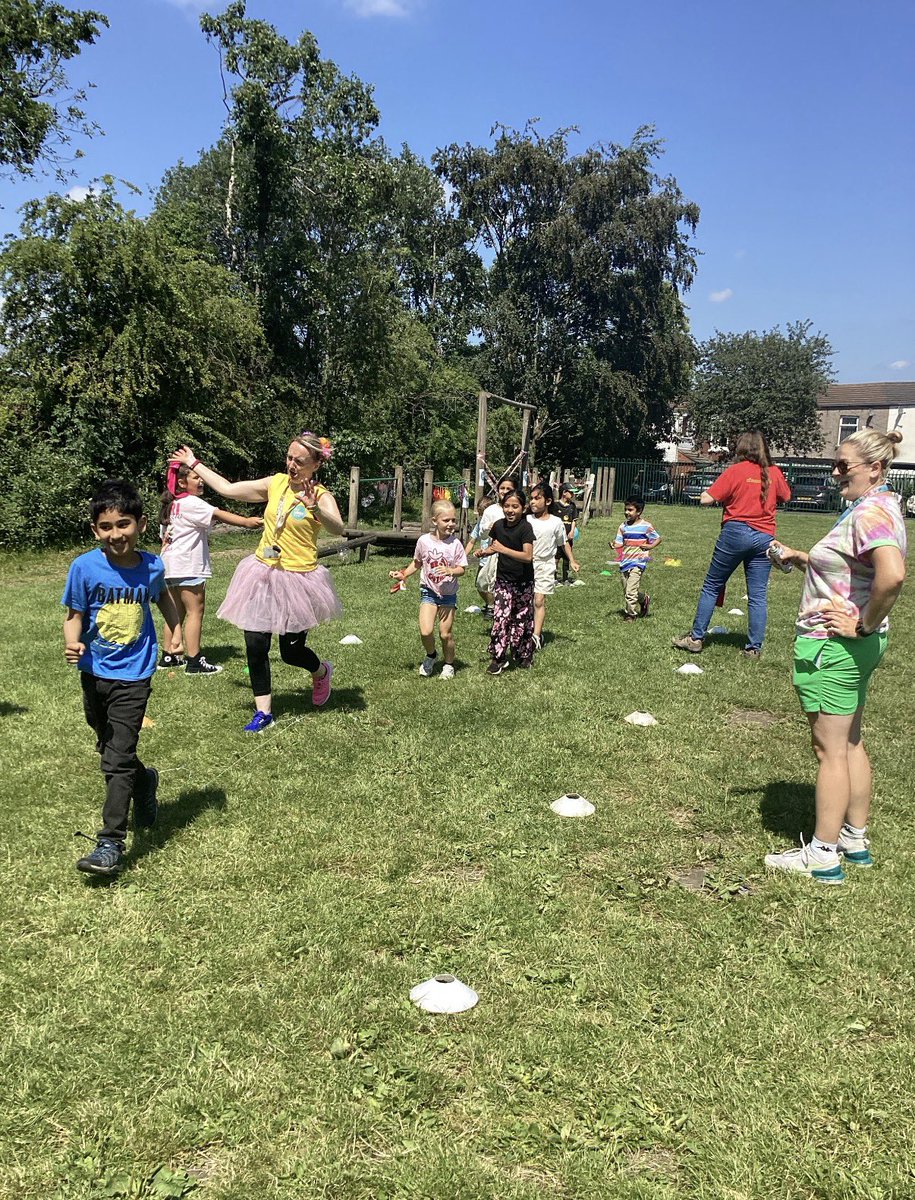 BelfieldPrimary's tweet photo. As part of the Belfield Promise, Year 3 held a rainbow run today to raise money for The Lullaby Trust. There were bubbles, confetti, balloons and lots and lots of rainbows 🌈 What a great time they had giving something back to a very special cause #kindandconsiderate https://t.co/Nf0i3Vih1E