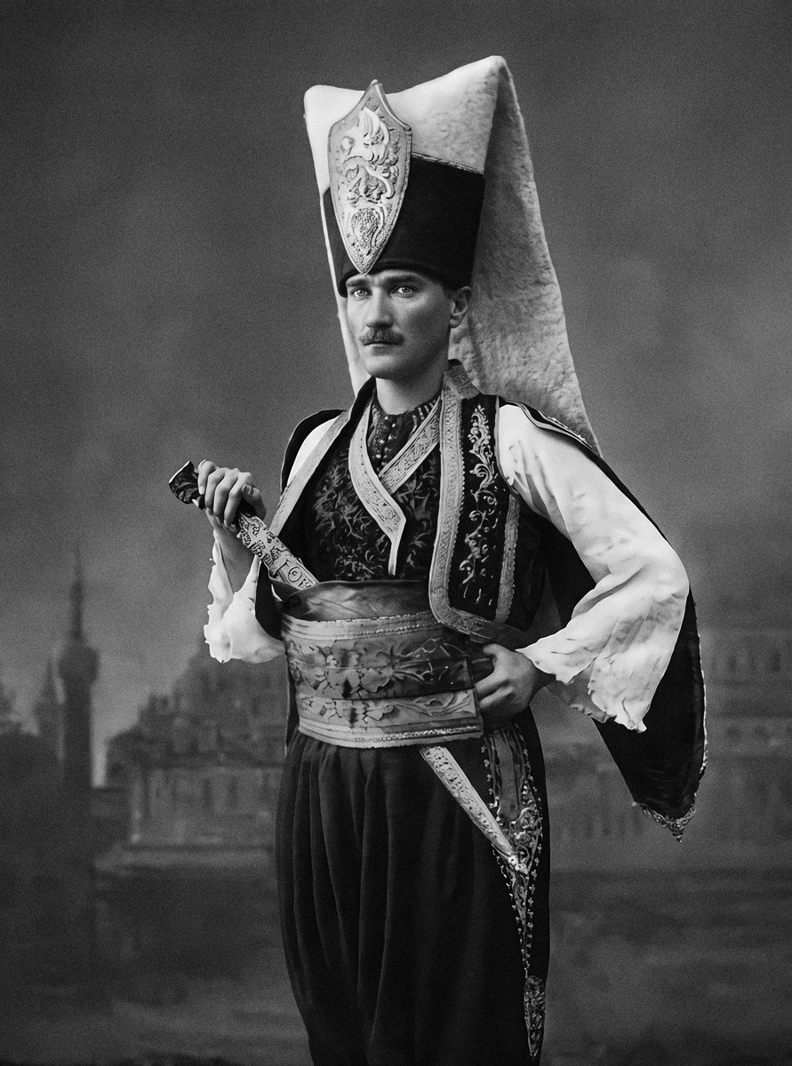 TurkOrthodox's tweet photo. Sofya, 1914.
Atatürk, yeniçeri kıyafetiyle. https://t.co/iVYLgTT8VX