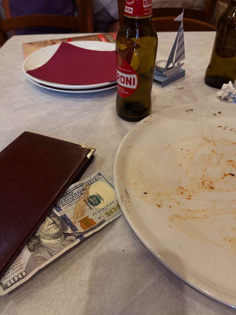 Antonio_DiSiena's tweet photo. Qualche giorno raccontavo del sistema Puglia che sta lentamente trasformando i nostri ragazzi in sorridenti camerieri ricolmi di speranza del ricco turista americano che gli allunga 50 dollari di mancia.
Ebbene, poco fa una giovane amica, liceale, quattro lingue parlate, bravissima, che fa la cameriera part time in pizzeria perché è una ragazza seria, mi dice tutta sorridente di aver ricevuto 100 dollari di mancia da una cliente americana. 
Sono contento per le, ci mancherebbe, anche perché a quell’età tutti quei soldi fanno parecchio comodo. Ma nel contempo devo necessariamente tornare sull’argomento perché, giocoforza, il punto sta tutto in questo piccolo grande evento sempre più tipico del profondo sud. 
Perché se una mancia eccezionale si trasforma in un evento da raccontare con entusiasmo, vuol dire che stiamo normalizzando (e istituzionalizzando) un modello secondo cui il reddito di tanti giovani dipende sempre meno dal valore del proprio lavoro e sempre di più dalla generosità (o dalla discrezionalità) occasionale di chi è seduto dall’altra parte del tavolo.
Per carità, magari la mia amica ha semplicemente incontrato una turista generosissima (per tacere della forza economica di elargire tali laute ricompense, appannaggio esclusivo di determinati paesi), ma la critica all’idea di sviluppo resta. 
Perché - per come la vedo io - non è accettabile ritenere fisiologico affidare le aspettative, i sogni di un’intera generazione alla capacità di accogliere e servire bene chi arriva da fuori. Sorridere e rendere confortevole e soprattutto “autentica” la ‘Puglia experience’.
Ciò di cui abbiamo bisogno - e vale per noi pugliesi come per il resto del Mezzogiorno e gli altri paesi euromediterranei - è la garanzia che i nostri ragazzi e ragazze non debbano sperare nella mancia del riccone di turno per sentirsi valorizzati. Se così fosse non staneremmo di certo costruendo un’economia solida e un futuro stabile per le generazioni a venire. Ma semplicemente i migliori presupposti per un paese dipendente e sottosviluppato. E che alla lunga finisce per somigliare sempre di più a una economia da marciapiede. #turistiacasanostra