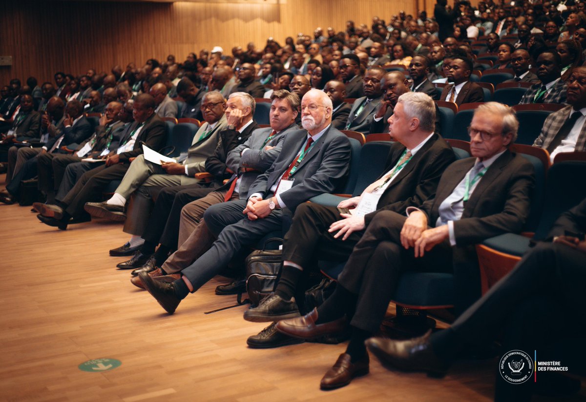 LongaMandela1's tweet photo. #RDC : S.E. @HonGraciaYamba ,Vice-Ministre des #Finances ouvre le 2ᵉ Congrès national de l'Ordre National des Experts Comptables (#ONEC )-RDC
Kinshasa, 08 juillet 2026 – Représentant le #Gouvernement , Son Excellence Madame Gracia Yamba Kazadi, Vice-ministre des Finances, a procédé à l'ouverture officielle du 2ᵉ Congrès national de l'Ordre National des Experts-Comptables de la RDC (ONEC-RDC), organisé au Centre culturel de Kinshasa autour du thème : « Le professionnel comptable, acteur clé de la croissance économique et de la transparence financière ».
Dans son allocution, l'autorité a souligné le rôle stratégique des experts-comptables dans la modernisation de l'économie, la transparence financière, la mobilisation des recettes publiques et l'amélioration du climat des affaires. Elle a rappelé les principales réformes engagées par le Gouvernement, notamment la certification des états financiers, la modernisation de l'administration fiscale, l'opérationnalisation de la Direction générale du Trésor et de la Comptabilité publique ainsi que l'alignement progressif des pratiques comptables sur les standards internationaux.
S.E. Gracia Yamba Kazadi a également encouragé les professionnels à intégrer les nouveaux défis liés à l'intelligence artificielle, à la cybersécurité et au reporting ESG, tout en saluant le rayonnement international de l'ONEC-RDC à travers son implication au sein de l'IFAC, de la PAFA, de la FIDEF et de l'OHADA.
Au terme de la cérémonie, la Vice-ministre des Finances a visité les stands d'exposition des cabinets d'expertise comptable et des partenaires du congrès, sous la conduite du Président de l'ONEC-RDC, découvrant les innovations et solutions numériques mises au service de la gouvernance financière.
Par cette participation, le Gouvernement réaffirme son engagement à soutenir les réformes en faveur de la bonne gouvernance, de la transparence financière et de la professionnalisation du secteur comptable, leviers essentiels de l'attractivité économique de la République démocratique du Congo.
@Presidence_RDC @PrimatureRDC @radiookapi