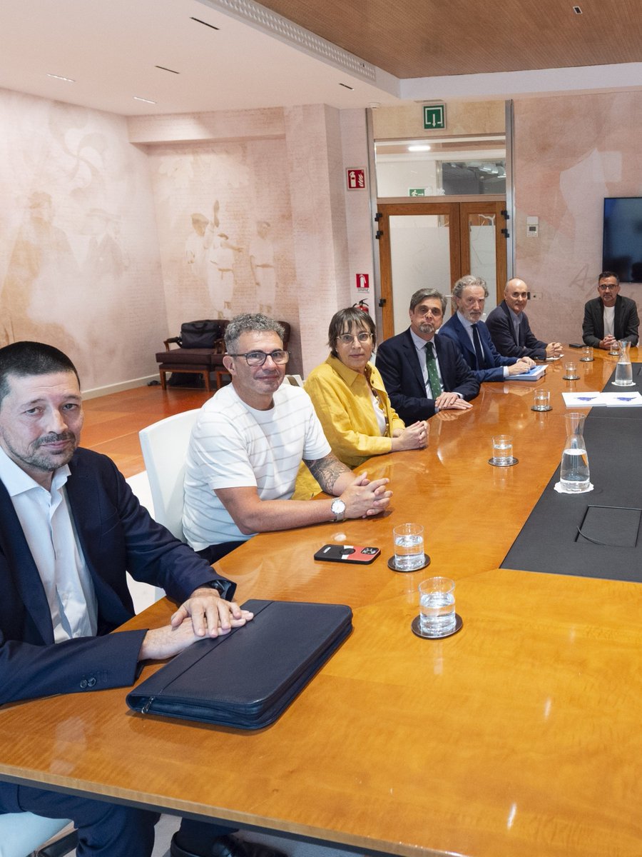 UGT_Euskadi's tweet photo. El Lehendakari Imanol Pradales, junto al vicelehendakari   Mikel Torres; y el consejero de Hacienda y Finanzas, Noël d'Anjou, recibieron ayer a representantes del Consejo Económico y Social, entre quienes estaba el responsable de UGT Euskadi, Tximi López. https://t.co/AeKN5Bvi4Y