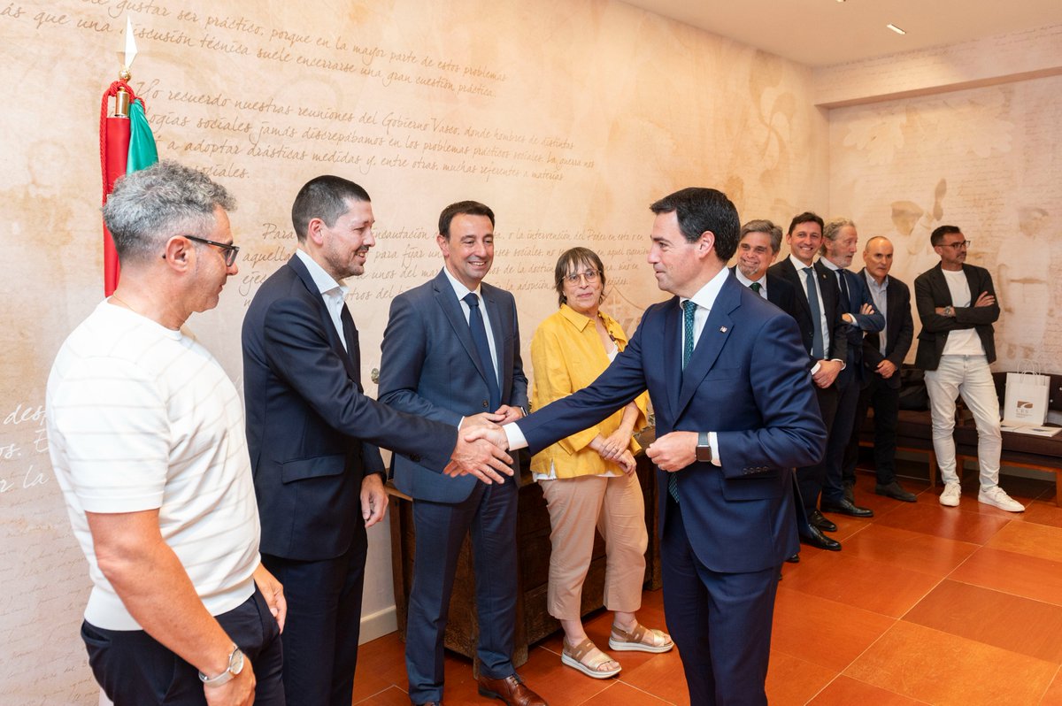 UGT_Euskadi's tweet photo. El Lehendakari Imanol Pradales, junto al vicelehendakari   Mikel Torres; y el consejero de Hacienda y Finanzas, Noël d'Anjou, recibieron ayer a representantes del Consejo Económico y Social, entre quienes estaba el responsable de UGT Euskadi, Tximi López. https://t.co/AeKN5Bvi4Y