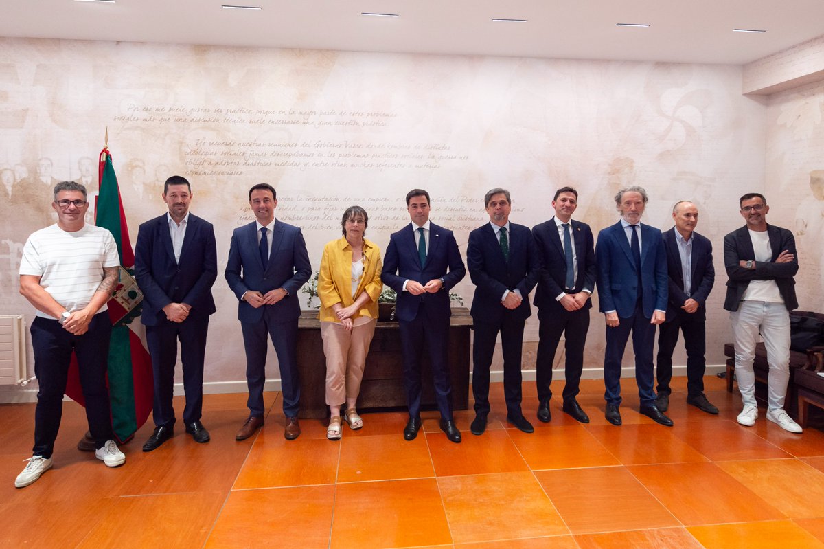 UGT_Euskadi's tweet photo. El Lehendakari Imanol Pradales, junto al vicelehendakari   Mikel Torres; y el consejero de Hacienda y Finanzas, Noël d'Anjou, recibieron ayer a representantes del Consejo Económico y Social, entre quienes estaba el responsable de UGT Euskadi, Tximi López. https://t.co/AeKN5Bvi4Y