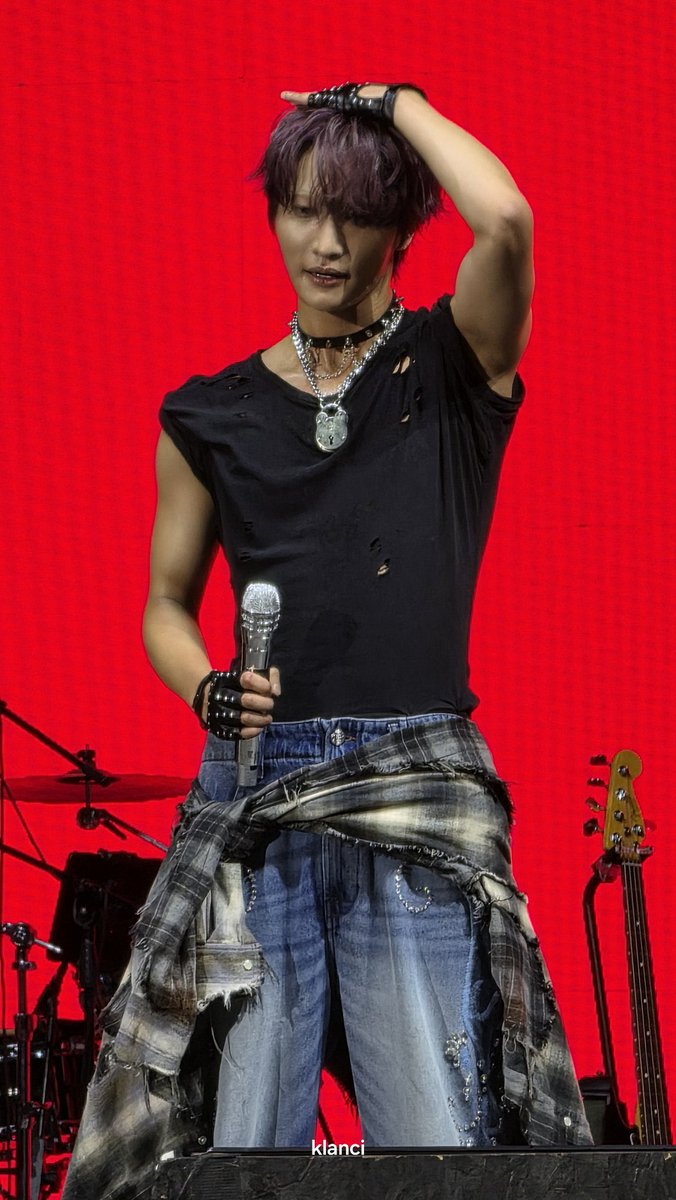 pshsource's tweet photo. SEONGHWA’S OUTFIT TODAY OMG???? https://t.co/drbI0fWECA