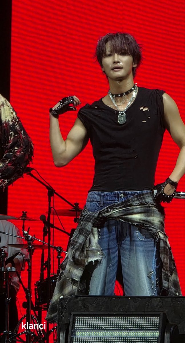 pshsource's tweet photo. SEONGHWA’S OUTFIT TODAY OMG???? https://t.co/drbI0fWECA
