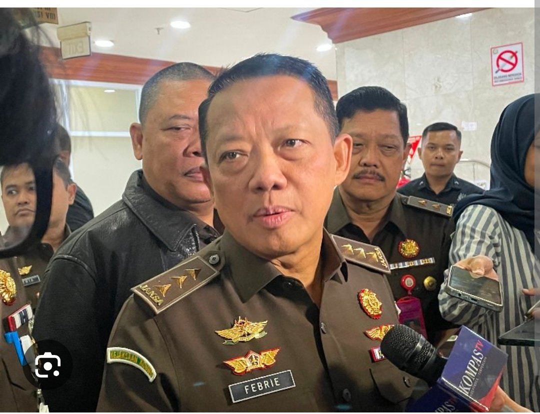 Hidupsebagai62's tweet photo. KRONOLOGI LENGKAP: 

KASUS KORUPSI BATU BARA PLTU RP5 TRILIUN,
PENGGELEDAHAN KAFE JAMPIDSUS, HINGGA PENJAGAAN TNI

Kasus dugaan korupsi dan pencucian uang pengadaan batu bara untuk PLTU periode 2018-2026 kini menjadi sorotan publik. Berikut runtutan peristiwanya:

4 Juli 2026 — Perkara Naik ke Penyidikan
Kepala Kortas Tipidkor Polri, Irjen Totok Suharyanto, mengumumkan bahwa setelah penyelidikan komprehensif berupa pengumpulan dokumen, permintaan keterangan, dan analisis bukti permulaan, perkara dugaan korupsi dan TPPU pengadaan serta pemenuhan pasokan batu bara untuk PLTU resmi naik ke tahap penyidikan. Kasus ini diduga merugikan negara sekitar Rp5 triliun dan berdampak pada gangguan pasokan listrik (blackout) di Sumatera. Peningkatan status ditandai dengan Laporan Polisi Nomor LP/A/6/VII/2026/KORTASTIPIDKOR POLRI.

8 Juli 2026 — Penggeledahan 8 Lokasi Serentak
Kortas Tipidkor Polri bersama Ditreskrimsus Polda Metro Jaya menggeledah 8 lokasi di Jakarta dan Jawa Barat, termasuk kawasan Sudirman dan Kuningan (rumah dan kantor beberapa pihak). Dua lokasi utama yang jadi sorotan adalah Cafe de'Clan Signature dan Poin Money Changer di Jalan Cipete, Cilandak, Jakarta Selatan — bangunan bekas restoran Prancis yang disebut-sebut pernah dimiliki Jaksa Agung Muda Tindak Pidana Khusus (Jampidsus) Febrie Adriansyah. Penggeledahan dikawal ketat sekitar 15 personel Brimob bersenjata lengkap.

Ditemukan Brankas Tersembunyi

Di balik lemari restoran, penyidik menemukan brankas raksasa (sekitar 2 meter) yang tersimpan rapat di tempat tersembunyi. Saat dibuka, brankas berisi tumpukan uang tunai pecahan dolar Amerika Serikat dan dolar Singapura, serta sejumlah dokumen. Nominal uang masih dihitung penyidik. Barang bukti dokumen lain juga disita dari titik-titik penggeledahan lainnya.

Kasus Ini Terkait Perkara Lain

Menurut Kabid Humas Polda Metro Jaya Kombes Budi Hermanto dan Dirreskrimsus Victor Dean Mackbon, penggeledahan terkait penyidikan gabungan (joint investigation) dalam tiga perkara sekaligus: korupsi batu bara PLN, kasus PT Asabri, dan Krakatau Steel — dengan dugaan keterlibatan penyelenggara negara.

Kejanggalan: TNI Berjaga di Lokasi Penggeledahan

Yang mengejutkan, sejumlah prajurit TNI terlihat berjaga di sekitar lokasi penggeledahan, padahal lokasi seharusnya steril untuk kepentingan penyidikan Polri. Seorang perwira polisi yang tak mau disebutkan namanya mengaku heran dan menegaskan tidak ada koordinasi dengan TNI terkait kehadiran mereka. Penyidik tetap melanjutkan proses pencarian barang bukti.

Rumah Jampidsus Dijaga Ketat TNI

Bersamaan dengan penggeledahan, Kejaksaan Agung mengerahkan personel tambahan TNI untuk memperketat penjagaan di kediaman Jampidsus Febrie Adriansyah — langkah yang memicu berbagai spekulasi publik mengingat statusnya di tengah penyidikan.

Bukan Kali Pertama Jadi Sorotan

Lokasi restoran ini sebelumnya sudah pernah viral pada Mei 2024, saat Kejaksaan Agung menyebutnya sebagai lokasi dugaan penguntitan terhadap Febrie Adriansyah oleh anggota Densus 88 Polri. Saat itu, Polri melalui Kadiv Humas menyatakan hasil pemeriksaan Propam tidak menemukan pelanggaran, dan hubungan Polri-Kejaksaan disebut tetap baik.

Hingga saat ini, Kortas Tipidkor belum menjelaskan secara resmi keterkaitan spesifik antara lokasi tersebut dengan Febrie Adriansyah maupun konstruksi perkara yang sedang diusut. 
Penyidikan masih terus berlangsung.
