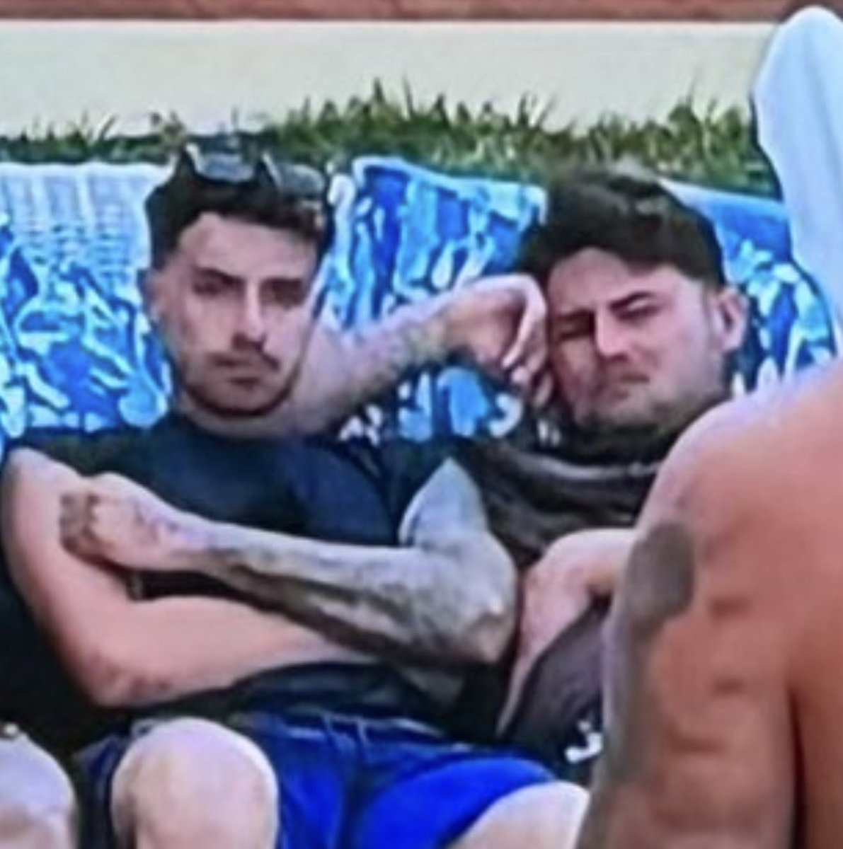 hootooke's tweet photo. Tutti noi che cerchiamo di capire cosa stra cazzo sta dicendo Giovanni  #TemptationIsland https://t.co/PSBxdT4yrd