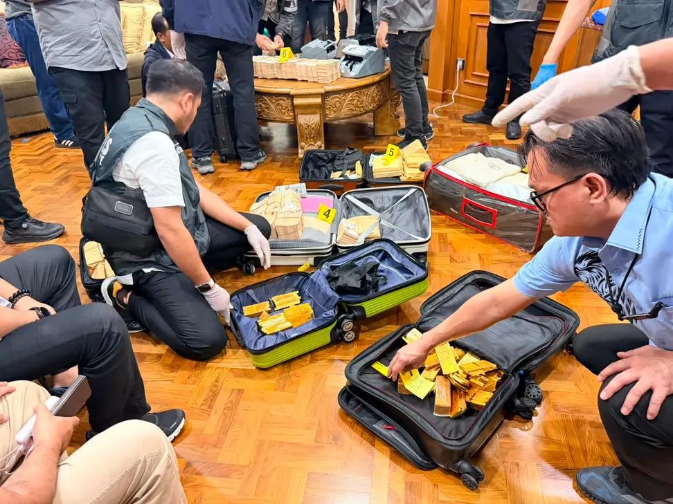 Hidupsebagai62's tweet photo. POLISI SITA 74 KILOGRAM EMAS
74 KILOGRAM CUY

HITUNGANNYA :
1 GRAM EMAS 2.7 JUTA
1000 GRAM EMAS 2.7 MILYAR
10000 GRAM EMAS 27 MILYAR
70000 GRAM EMAS 189 MILYAR
74000 GRAM EMAS 199.8 MILYAR

HAMPIR 200 MILYAR CUY !!!
HANYA DARI EMAS,
LAIN UANG CASH !!! https://t.co/u3tWjw8BUv