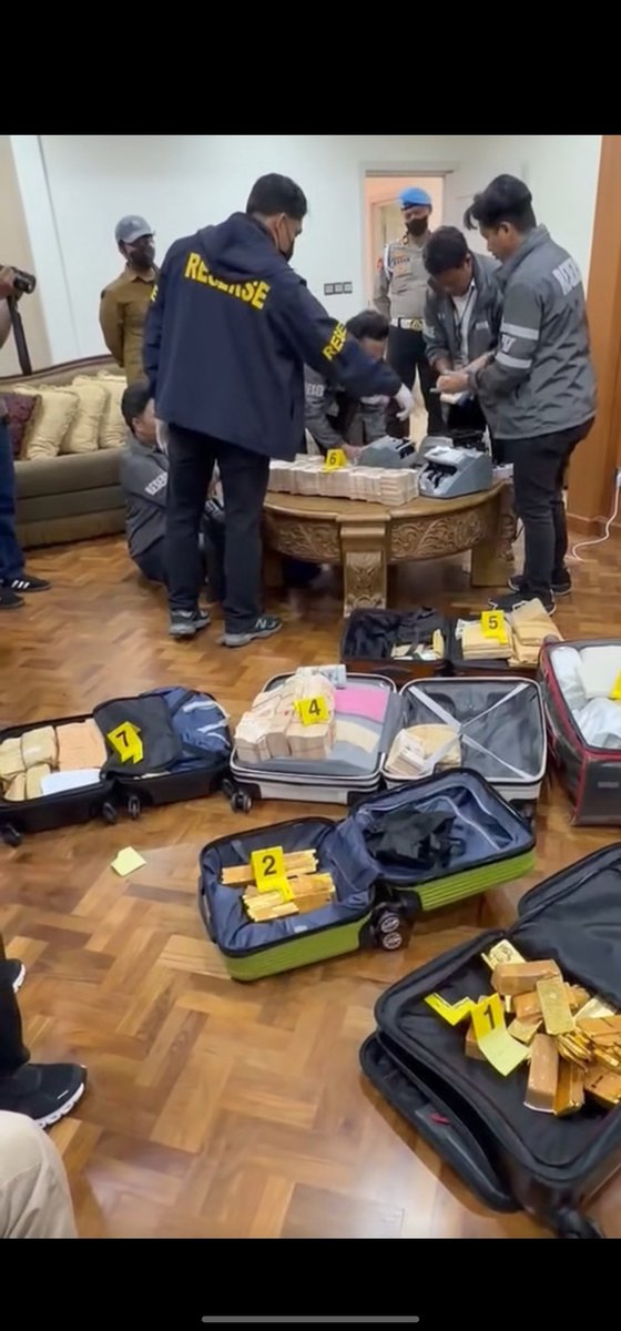 Hidupsebagai62's tweet photo. POLISI SITA 74 KILOGRAM EMAS
74 KILOGRAM CUY

HITUNGANNYA :
1 GRAM EMAS 2.7 JUTA
1000 GRAM EMAS 2.7 MILYAR
10000 GRAM EMAS 27 MILYAR
70000 GRAM EMAS 189 MILYAR
74000 GRAM EMAS 199.8 MILYAR

HAMPIR 200 MILYAR CUY !!!
HANYA DARI EMAS,
LAIN UANG CASH !!! https://t.co/u3tWjw8BUv